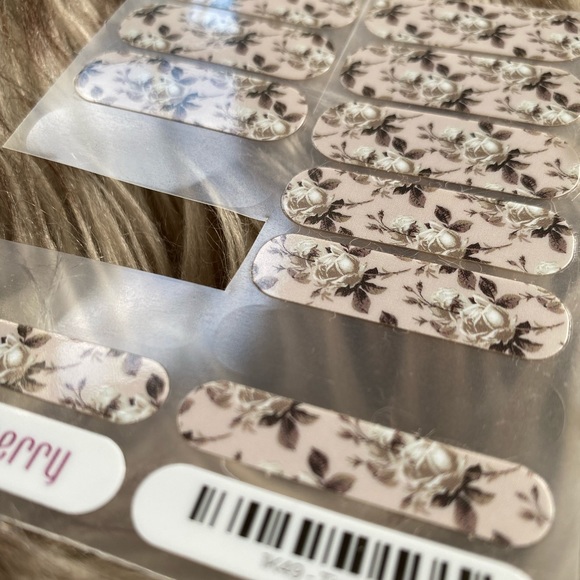 🤍 Partial Sheet Timeless Jamberry Nail Wraps - Picture 4 of 7